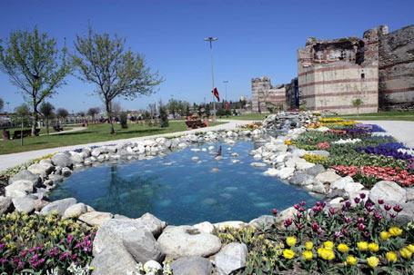 Yedikule soğanlı bitkiler bahçesinden örnekler (İBB, 2016) Bu yıl onuncusu düzenlenen İstanbul Lale Festivali kapsamında, İstanbul da lale bahçeleri