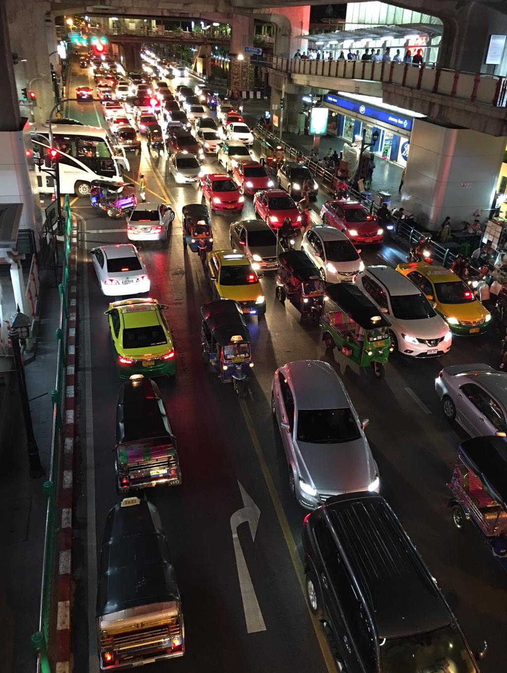 Taksim i sayılacak bir yerde olduğu için de aşırı yoğun bir insan trafiği oluyor. Sonra ofise geliyorum ve sakinlik.