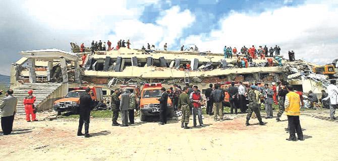 1 Mayıs 2003 Bingöl depremi (84 öğrenci ve 1 öğretmenin hayatını kaybettiği Çeltiksuyu İlköğretim Okulu) HEYELAN: Heyelan ya da toprak kayması, zemini kaya veya yapay dolgu malzemesinden oluşan bir