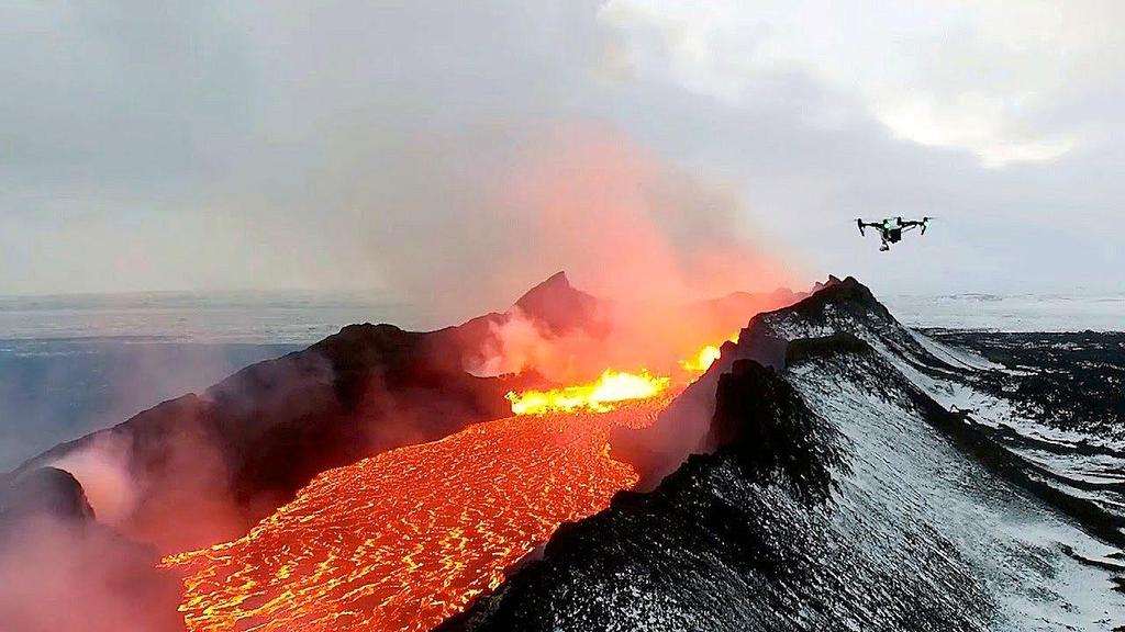 YANARDAĞ PATLAMALARI: Yanardağ ya da Volkan, magmanın (dünyanın iç tabakalarında bulunan, yüksek basınç ve yüksek sıcaklıkla erimiş kayalar), yeryuvarlağının yüzeyinden dışarı püskürerek çıktığı