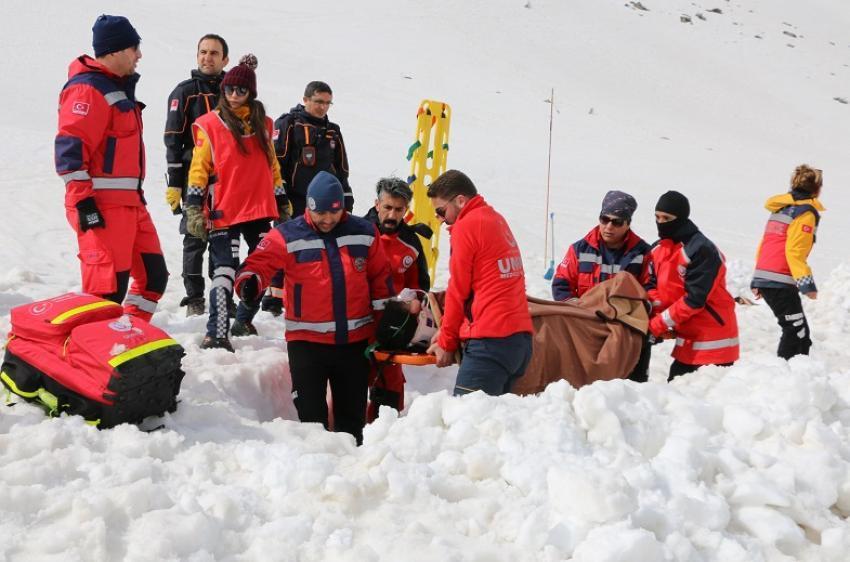 ÇIĞ: Çığ, farklı nedenlerden dolayı dağdan aşağıya doğru kayan büyük kar kütleleridir.