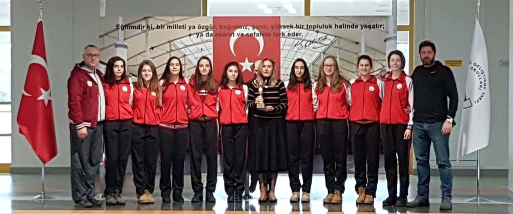 Spor HABERLERİ BASKETBOL TAKIMIMIZ ANKARA 3. 'SÜ Genç Kız Basketbol Takımımız okullar arası il birinciliği karşılaşmalarında Ankara 3. 'sü olmuştur.