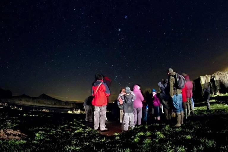 Gece Aslında Karanlık Değildir: Olbers Paradoksu 20. yüzyıla değin elimizde evren hakkında yeterli veri bulunmadığından, evrenin durağan ve sonsuz olduğuna dair yaygın bir görüş vardı.