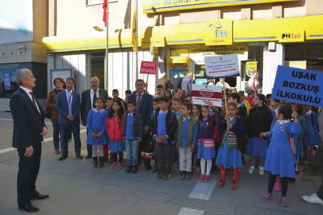 Konuşmanın ardından PTT Hizmet Binasına giden öğrencilere, PTT Uşak Başmüdürü İsmail Ertaş tarafından PTT nin işleyişi hakkında