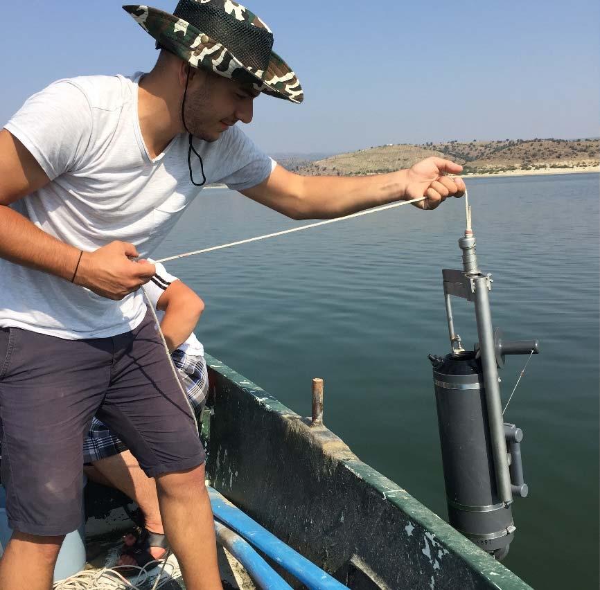 2.3 Su Numunelerinin Alınması ve Saha Çalışmaları Su örnekleri, Demirköprü Baraj Gölü nde belirlenen 3 farklı noktadan yüzey ve dip suyu olmak üzere 5 litrelik Hydro-Bios marka su örnekleyicisi ile