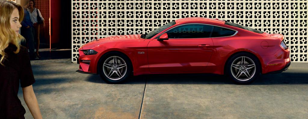 Eşsiz. Dinamik eğime sahip ön gövdesinden kaslı görünümlü arka bölümüne kadar klasik ve sportif tasarım. Yeni Mustang i eşsiz kılan işte bu heyecan veren benzersiz tasarımı.