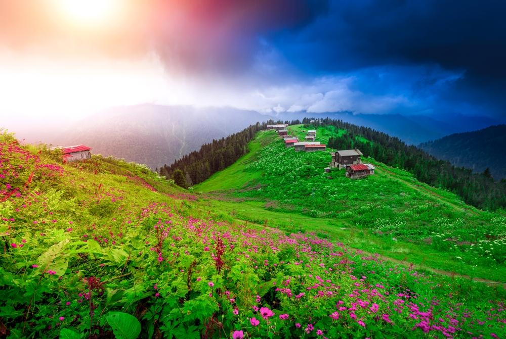 yüzyılda inşa edilen Sümela Manastırı'ndan Ayder Yaylası na, 2000 metre yükseklikte bir yeşil masal yaşatan Pokut Yaylası ndan muhteşem