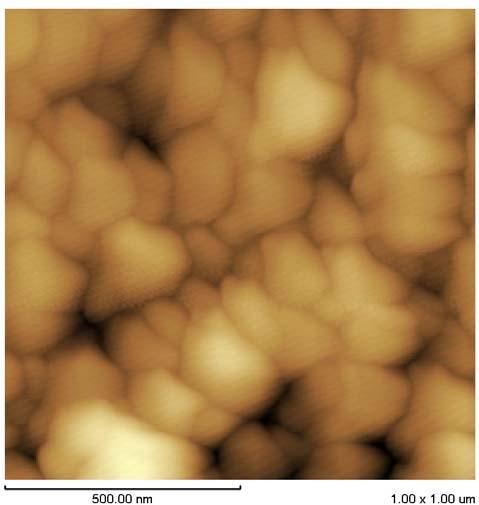 B. Tokay, A. Erdem-Şenatalar Atomik kuvvet mikroskopisi % 100 kristal olan 34 saat örneğinin AFM görüntüsü Şekil 8 de verilmiştir. a 30 nm 43 nm 18 nm b Şekil 8.