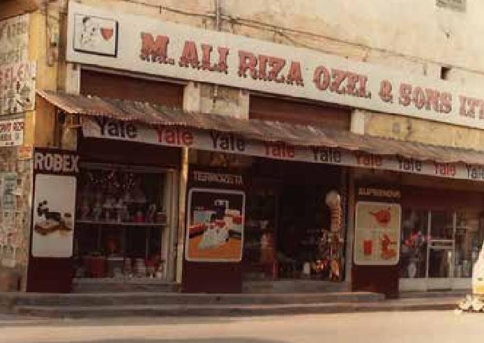 1001 Mall Kurucuları Hakkında Dede Ali Riza Özel, 1955 yılında biriktirdiği parayla Lefkoşa'dan aldığı bir torba çiviyi köyü Peristerona'ya satmak için getirir.