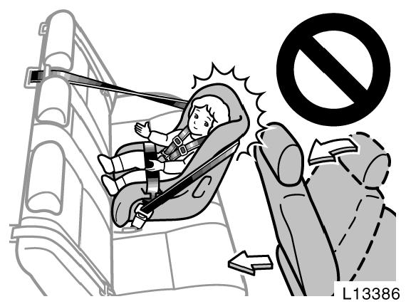 Eðer ön koltuklarýn kilitleme mekanizmasýný etkiliyor ise, arka koltukta, yüzü arkaya dönük bebek koltuðu kullanmayýnýz.