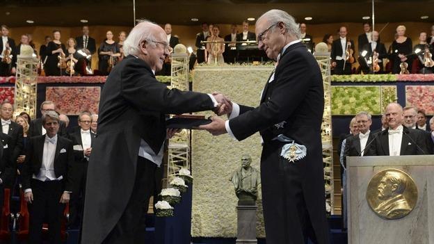 Peter Higss, geç de olsa gelen Nobel ödülünü gururla alırken, yüzü de gülüyor.
