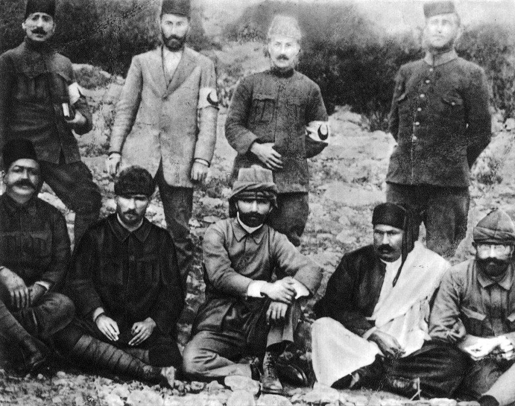 Tobruk ve Derne bölgelerinde önemli ve başarılı hizmetlerde bulundu. Mustafa Kemal, bu gelişmeler yaşanırken 6 Mart 1912 tarihinde Derne Komutanı olarak atanmıştır.