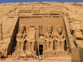 Geleneksel Mısır Tapınak Mimarisine göre Şahin başlı Tanrı Horus için yapılmıştır. Günümüze kadar en iyi şekilde korunmuş tapınaklardan birisidir.