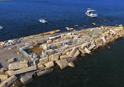 Zenginliğini deniz ticaretine, dolayısıyla limanlarına borçlu olan Teos, tüm Akdeniz havzasında etkin bir ticari rol üstlenmiştir.