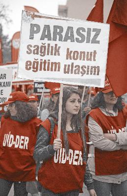 FABRİKALARDAN Kapitalizmde Sağlığın Adı Para! Ankara dan bir sağlık işçisi Zemine Baygül, eşi Hayrullah Baygül ü 301 işçinin öldüğü Soma maden katliamında yitirdi.