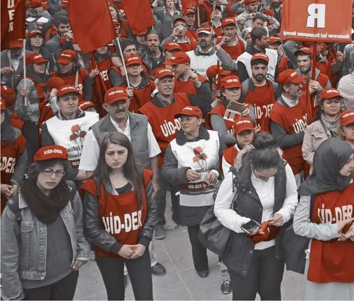 Geçen sene sendikaların Gebze de yerlerini almamasını eleştiren işçiler, Gebze de coşkulu ve kitlesel 1 Mayıs kutlaması yapılması için sendikalarına baskı yaptılar.