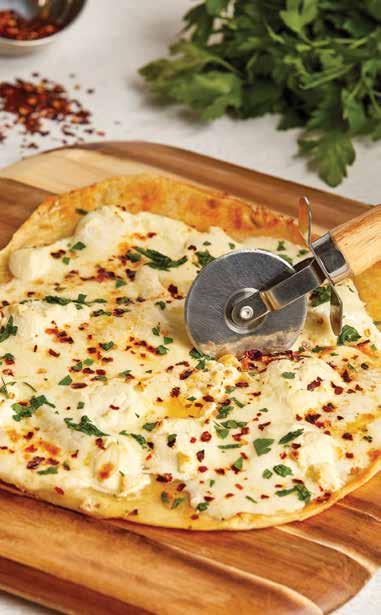 BEYAZ PİZZA BEYAZ PİZZA 1 porsiyon 1 ince pizza hamuru (alternatif olarak hazır pizza hamuru) 2 diş sarımsak, ince ince kesilmiş ½ ÇK kırmızı pul biber 9 dilim taze mozzarella ¼ bardak ricotta 2 YK