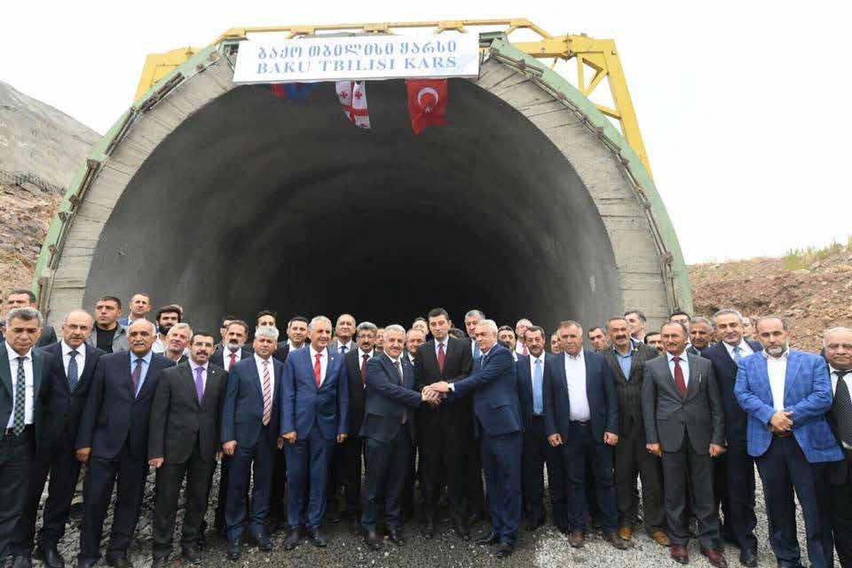 DEMİR İPEK YOLUNDA 50 MİLYON TON YÜK TAŞINACAK Cumhurbaşkanı Recep Tayyip Erdoğan, Azerbaycan Cumhurbaşkanı İlham Aliyev ve Gürcistan Başbakanı Giorgi Kvirikaşvili nin katılımıyla Bakü den 30 Ekim de