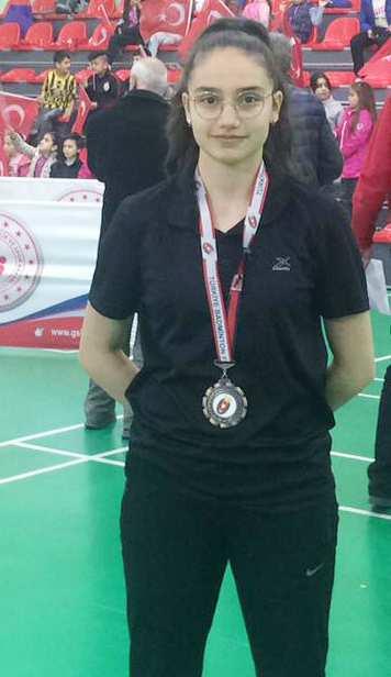 SAYFA 15 24 NÝSAN 2019 Cerennaz Balcý da Türkiye üçüncüsü Yazýçarþý Gençlik ve Spor Kulübü badmintoncusu Cerennaz Balcý, Ankara'da düzenlenen 15 Yaþ Altý Türkiye Þampiyonasý'nda tek bayanlarda üçüncü