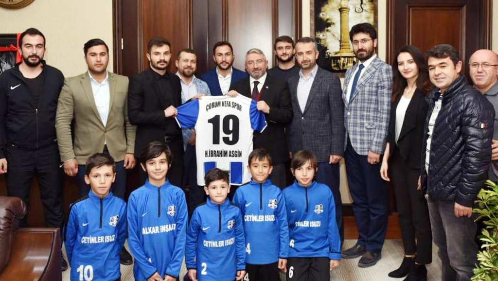 .. Rýfat KARA U13 Futbol Ligi'nde Yeni Çorumspor'un bitime bir hafta kala þampiyonluðunu ilan etmesinin ardýndan ligde gözler lig ikincisinin kim olacaðýna çevrildi.