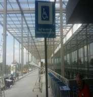 Terminal giden yolcu katı, engelli yolcu indirme noktasında indirilen görme engelli bir