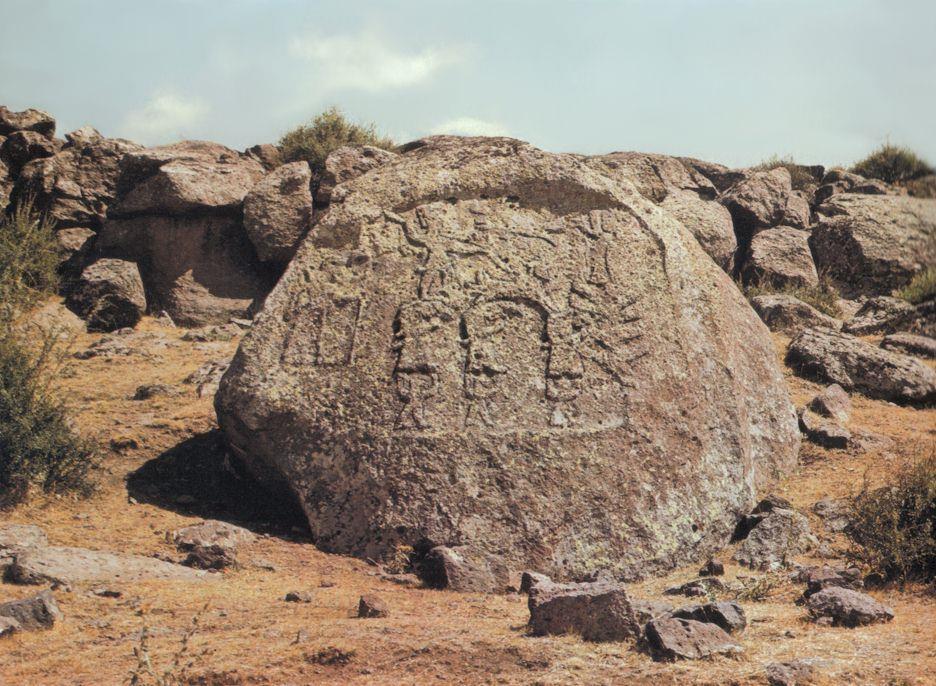 Muhammed Fazıl HİMMETOĞLU 447 Resim: 1 İmamkulu Kaya Kabartmasnın Karşıdan Görünümü (Kurt Bittel: 1976, https://www.hittitemonuments.