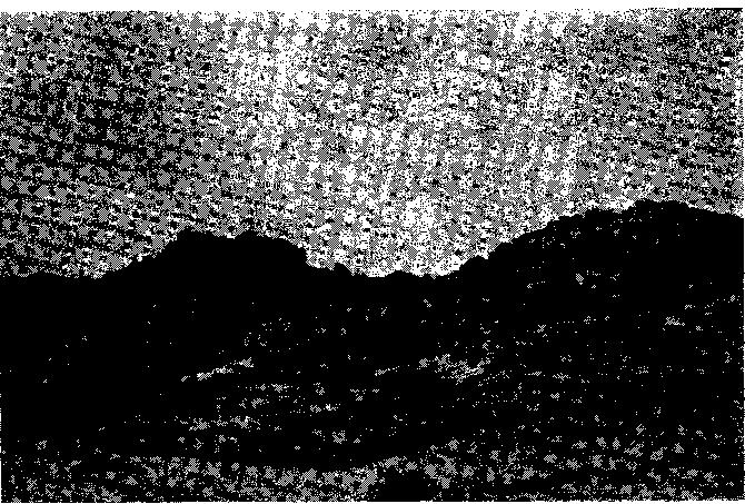 168 T. Bürkut : Istranca Masifinin PetroJenezi Madencflü Fotoğraf 2. Gnays granitler (anatektik) ; granitlerin tipik aşınma şekillerini (eksfoliasyon) arz etmekte (Ahmetçe köyü Kırklareli), 1963.