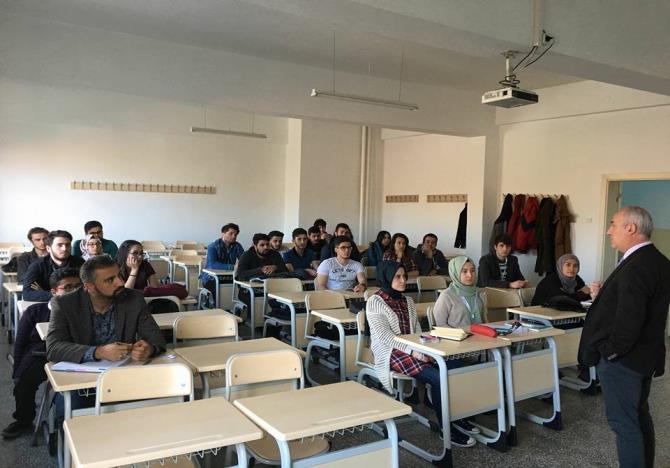 Üniversitemizde Bir İlk; İŞKUR Meslek Edindirme Kursu Başladı Üniversitemiz Meslek Yüksekokulu ile İŞKUR Ankara İl Müdürlüğü işbirliğinde Çubuk Yerleşkemizde "Sosyal Medya Uzmanlığı" kursu başladı.