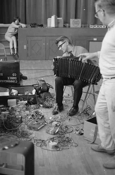 Resim 6- Bandoneon, 9 Akşam İşi için ses sisteminin elemanları ile çalışan David Tudor'lu Fred Waldhauer, Teknik bir provada, 1966, Fotoğraf: Franny Breer Beden Köhnedir adlı yazısında, bedenin