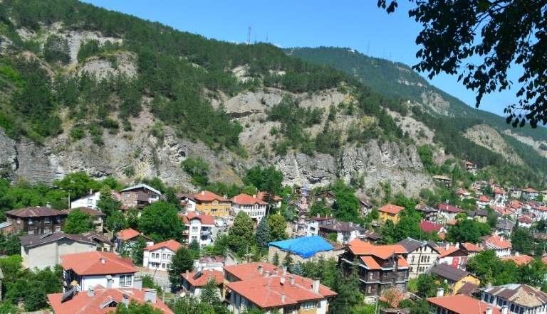 1. Giriş Bolu İli nin bir ilçesi olan Mudurnu, Ankara ile İstanbul arasında önemli bir noktada bulunur.