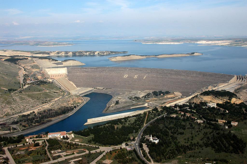 1950 li yıllara gelindiğinde ise Türkiye nin üretim kapasitesi 500 MWh e, kurulu gücü ise 407,8 MW a ulaşmıştır. Bu dönemde özel sektör ve devlet ortaklı elektrik santralleri yapılmaya başlanmıştır.