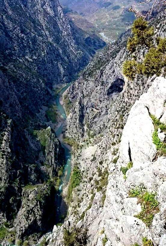 2.1.1. Kanyon Vadi Köprü Çayı Havzası nda dağ, plato ve ovalardan oluşan ana yerşekillerinden sonra en karakteristik yerşekillerini kanyonlar oluşturmaktadır.