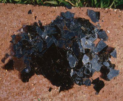 Biotit Kolaylıkla ince levhalar halinde ayrılır Parlak yüzeylere sahiptir Granit ve bazaltta bulunur Mg ve Fe mikadır ve
