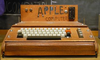 Bilgisayarların Tarihsel Gelişimi Jobs, Wozniak ve Ron Wayne üçlüsü 1975 yılında Steve Jobs un evinin garajında Apple adında küçük bir şirket kurmuştur.