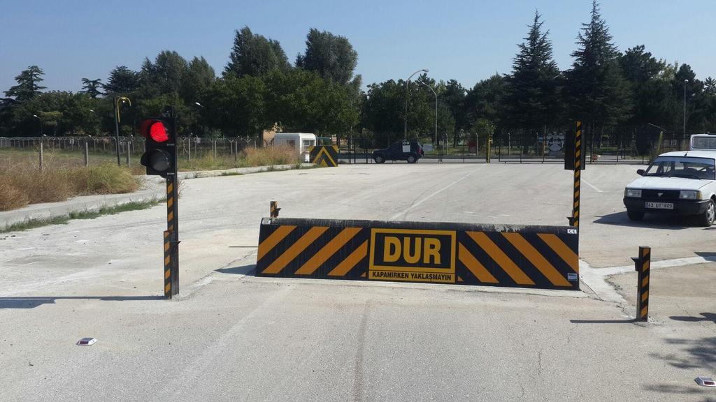 Road blocker, dünya üzerinde güvenliğin en hassas olduğu noktalarda araç geçişini durdurabilecek şekilde tasarlanmıştır.