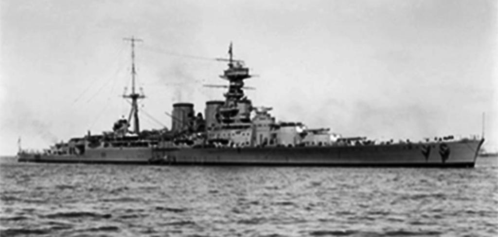 ağırlığındaki bir mermiyi 15 mil mesafeye atabiliyordu. Ancak HMS Hood dakikada iki mermi atarken Bismarck ta bu sayı üçtü. Ayrıca Bismarck diğer gemiye nazaran daha güçlü bir zırha sahipti.