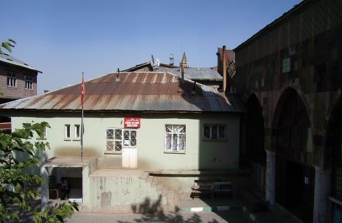 Muş Ulu Camii Yapısal Sorunları ve Çözümleri 1083 yükü caminin beden duvarlarına doğru baskı yaparak, yapının statik yapısal durumunu