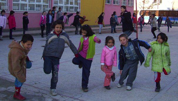 yüzünü göstermeye başlıyor. O gergin bekleyişimiz yerini kocaman gülümsemeye bırakıyor. Ay yükselene kadar teleskobu kuruyoruz ve çocukları çağırıyoruz yavaş yavaş.