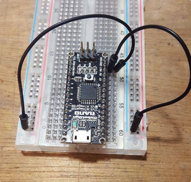 Adım 2: Kabloları ayarlama İlk olarak, bu adımda Nano dan alınan 2 GND kablosu breadboard un iki tarafındaki Ground raylarına bağlanır.