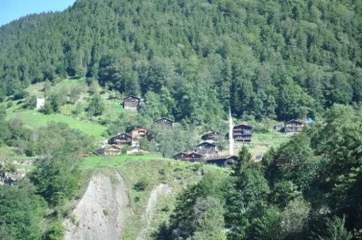 Filak Mahallesi; Çaykara'nın Uzungöl Yenimahalle sınırları içinde bulunmakta, Trabzon-Uzungöl karayolunun doğu tarafında olup, Uzungöl e 2 km mesafede konumlanmaktadır (Şekil 1).