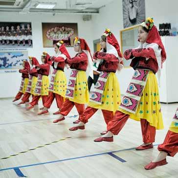 Dansın eğlence dolu dünyasında müziğin ritmine ayak uydurmayı öğreniyor, özgürlüğümüzü