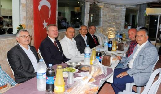 ÜYELERİMİZLE İFTAR Dinar Ticaret ve Sanayi Odası Yönetim Kurulu Başkanı Abdullah BAĞIRKAN; İftar yemeğimize bizi kırmayıp katılan tüm misafirlerimize teşekkür ederiz.