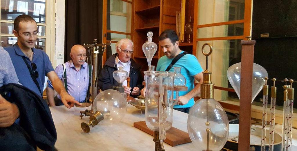 Daha sonra kimya dershanesinde toplanıldı ve SIC katılımcılarından Panagiotis Lazos, Okul un kimya ve fizik aletleri hakkında bir sunum yaptı.