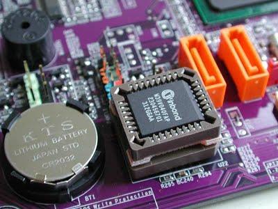 BIOS ilk başta CMOS (complementary metal oxide semiconductor) yongası içerisindeki RAM belleğin küçük bir