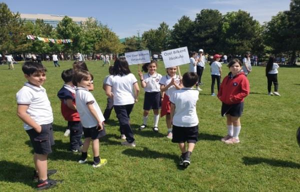 Eko-Okullar Şenlikleri'nde amacımız; - Bütün bir yıl boyunca çevre konusunda çalışmalar yapan öğrenci ve öğretmenlerimizin