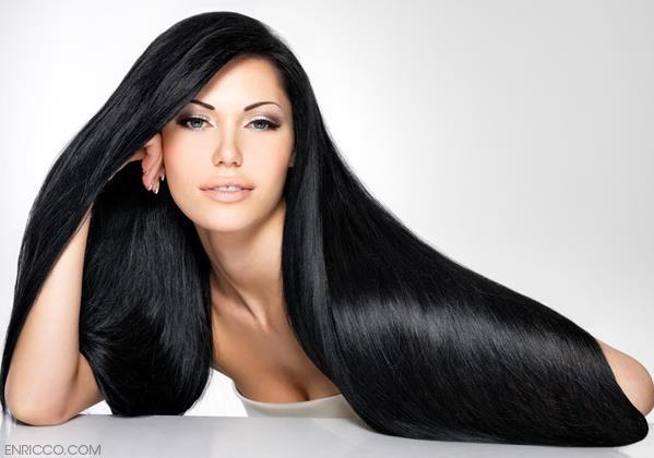 Modern teknolojik saç maşaları ve saç kurutma aletlerinin olumsuz etkilerine karşı saçı derinlemesine nemlendirir ve prüzsüz düzlükte
