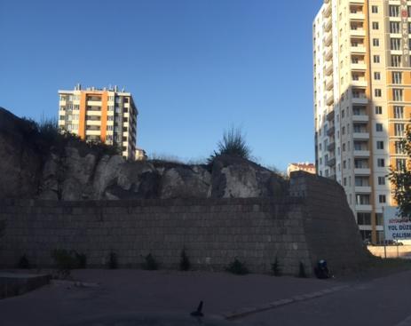 Nevşehir Projesi Gayrimenkul, Borsa Kavşağı olarak da adlandırılan araç ve yaya trafiğinin yoğun olduğu Aksaray Caddesi, Demir Hafız Caddesi ve Atatürk Bulvarı kesişiminde