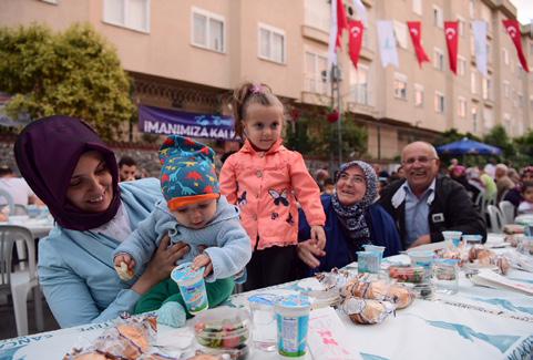 Hijyenik ortamda, sağlıklı bir şekilde kendi yemeklerini ürettiklerini belirten Aşevi yetkilileri