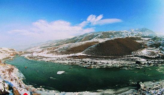 Hazar Gölüne ulaşan akarsular Aras Nehri (Kars) Aras Nehri; Bingöl Dağları nın, Erzurum il sınırları içinde kalan kuzey yamaçlarından doğan Aras Nehri, Sakaltutan Dağları'nın doğusundaki havza