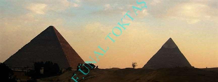 İkinci piramit Kefren ne ( Keops un oğlu) ait olup, bundan 10 yıl sonra 2570 yılında inşa edilmiştir. Buradaki son piramit ise Mikerinus a ( Kefren in oğlu) ait olup, 2510 yıllarında inşa edilmiştir.
